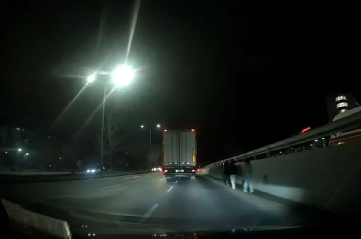 Eskişehir’de Gece Yol Kenarında Yürüyen Yayalar Şanslı Kaçış Yaptı