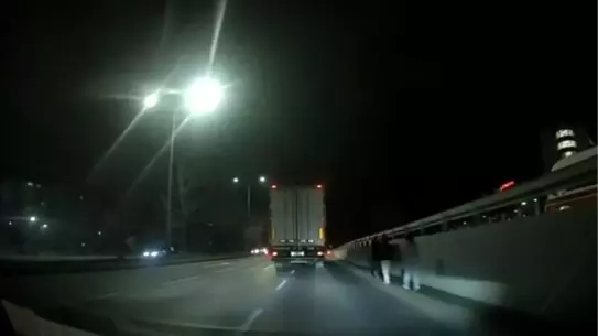 Eskişehir’de Gece Yol Kenarında Yürüyen Yayalar Şanslı Kaçış Yaptı
