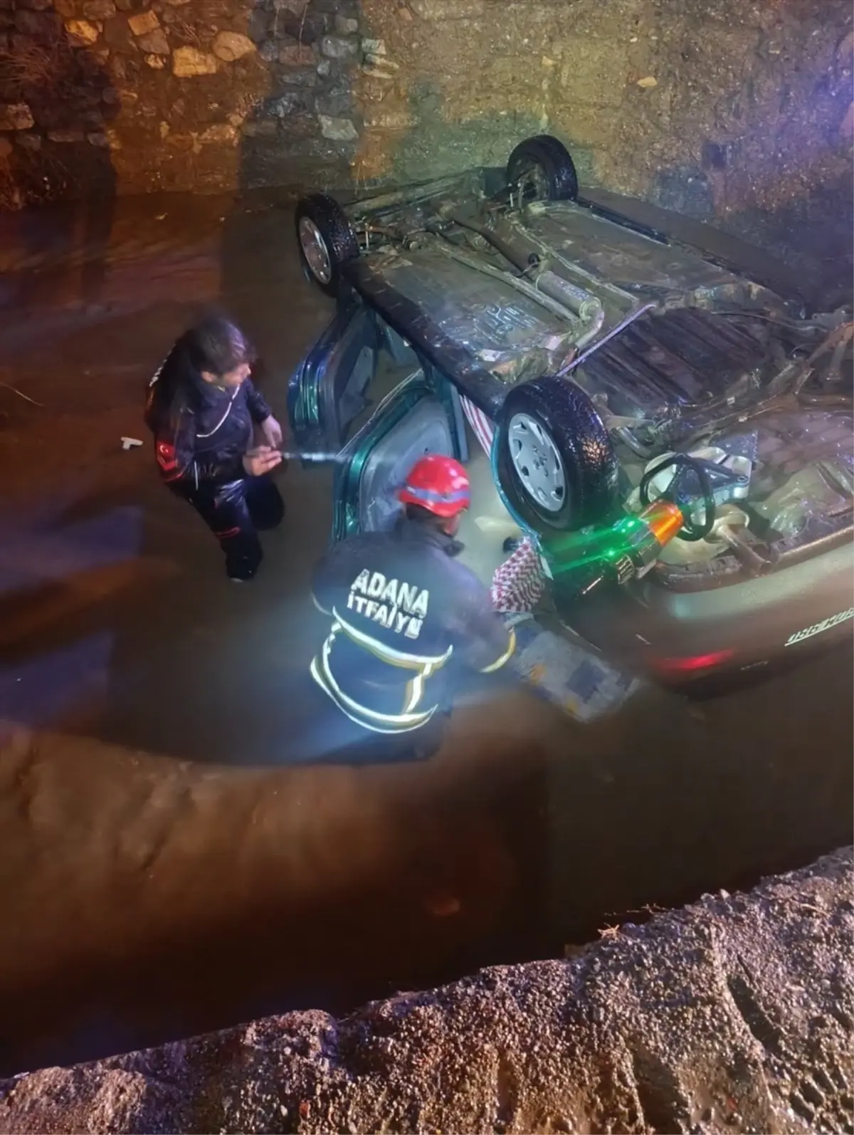 Pozantı’da Araç Dereye Düşerek Sürücüyü Yaraladı