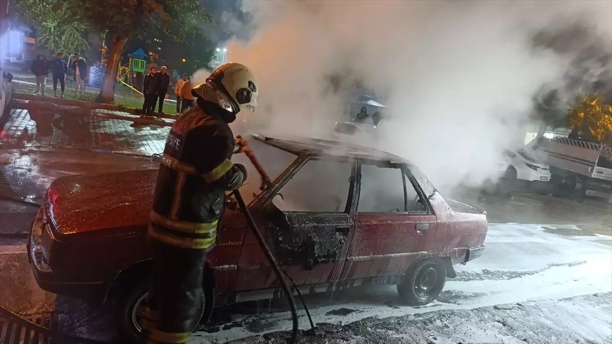 Adana Seyhan’da Park Halindeki Araçta Çıkan Yangın Hızla Kontrol Altına Alındı