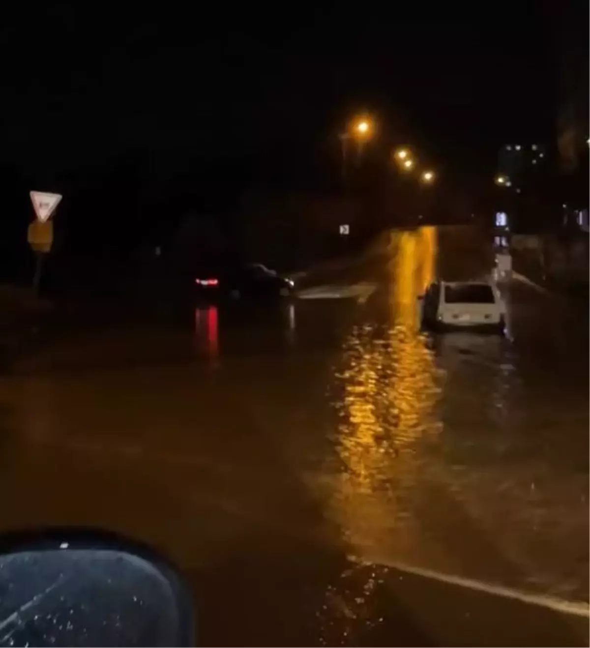 Adana’da Şiddetli Sağanak Sonrası Yollar Su Altına Battı