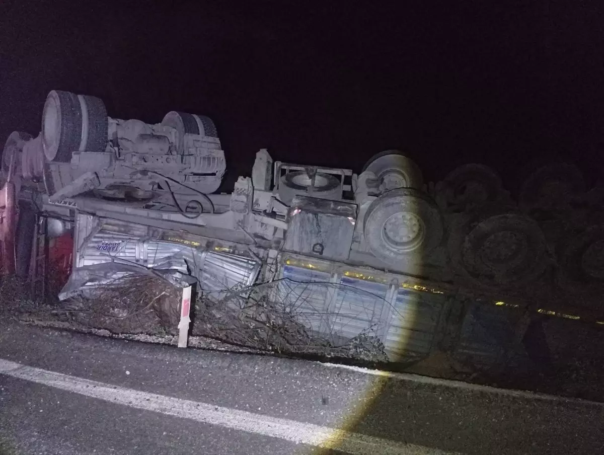 Osmaneli'de Çekici Devrildi: 3 Kişi Hafif Yaralı