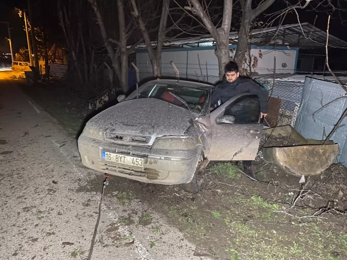 İnegöl’de Araç Ağaca Çarptı: 4 Kişi Yaralı