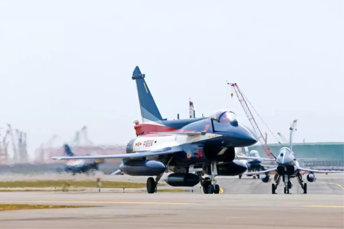 Çin Hava Kuvvetleri Akrobasi Takımı Singapur Havacılık Fuarı'nda J-10'larla Gösteri Sunuyor