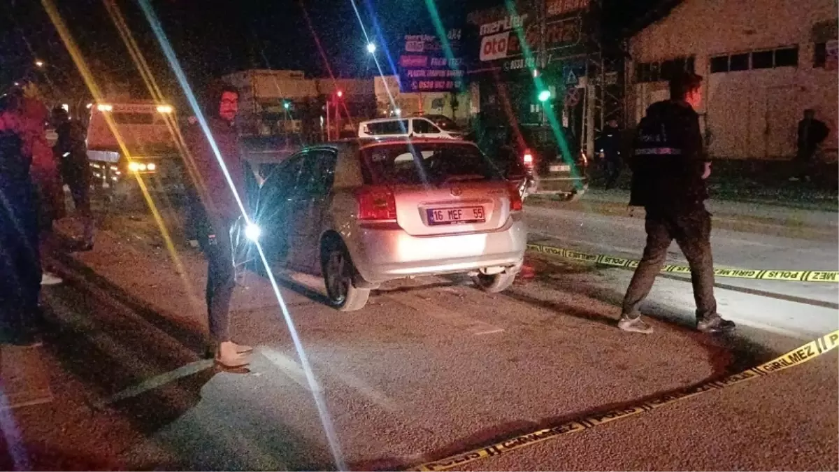 Çorum'da Trafik Kazası: Kırmızı Işıkta Bekleyen Çekiciye Çarpan Sürücü Hastaneye Kaldırıldı