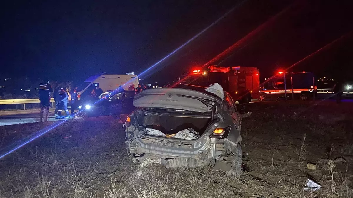 Çorum’da İki Araç Çarpıştı: 8 Kişi Hastaneye Kaldırıldı