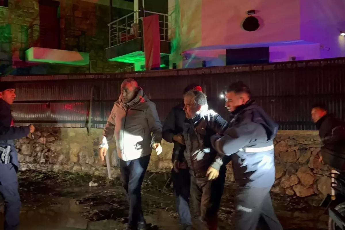 Datça selinde ağaç dalına tutunan sürücü