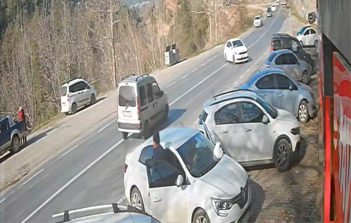 Tarsus'ta Hafif Ticari Araç Şarampole Devrildi: 3 Yaralı