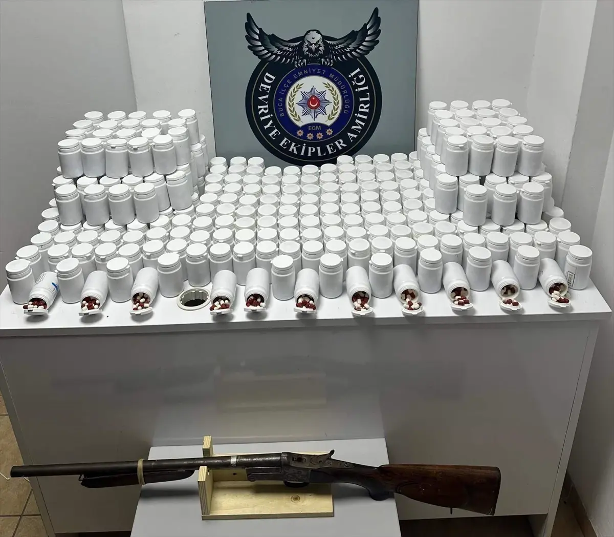 İzmir Buca’da Durulan Otomobilde 17 Bin Sentetik Hap Ele Geçirildi