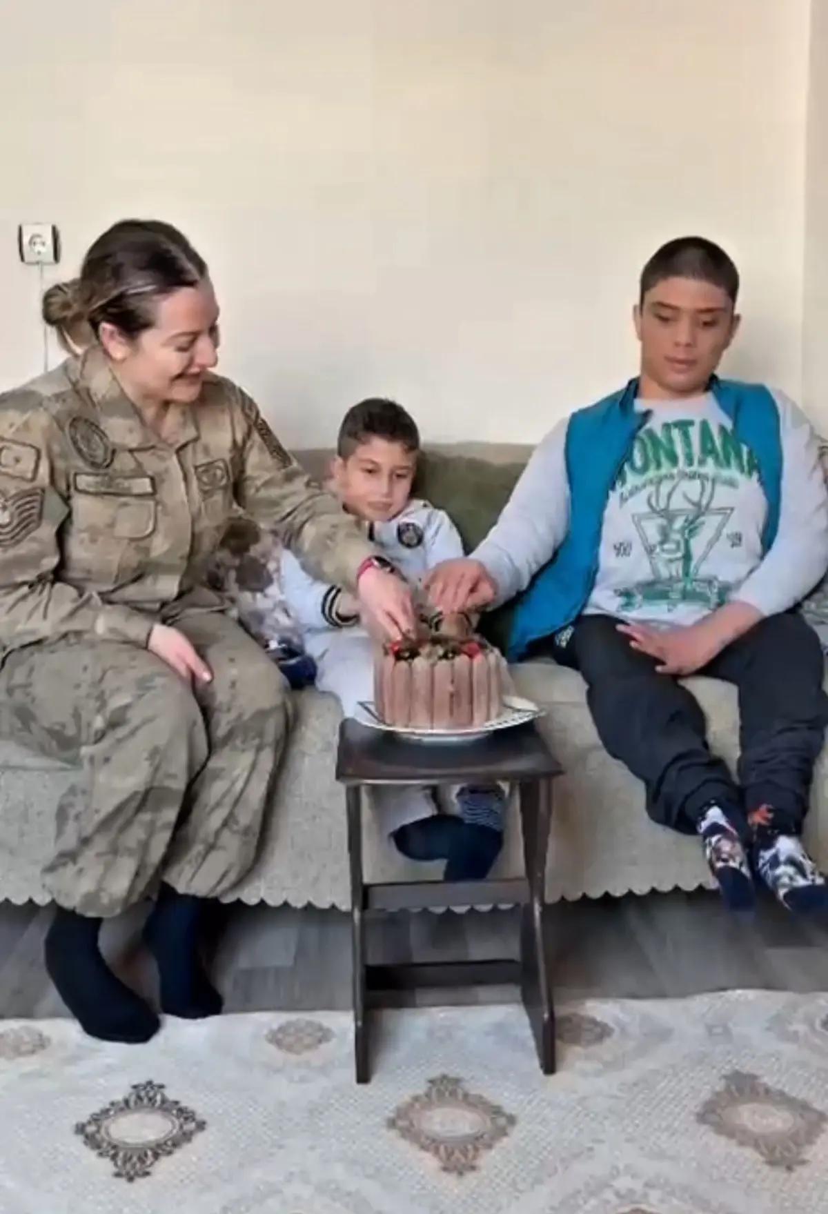 Jandarma, Hakkari’de Bedensel Engelli Çocuğun Doğum Gününü Coşkuyla Kutladı