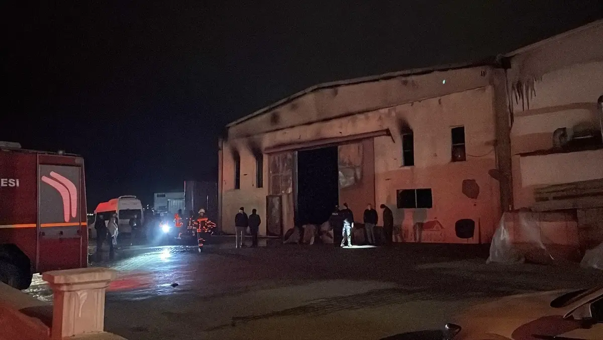 Kayseri Melikgazi'deki Mobilya Fabrikasında Çıkan Yangın Kontrol Altına Alındı