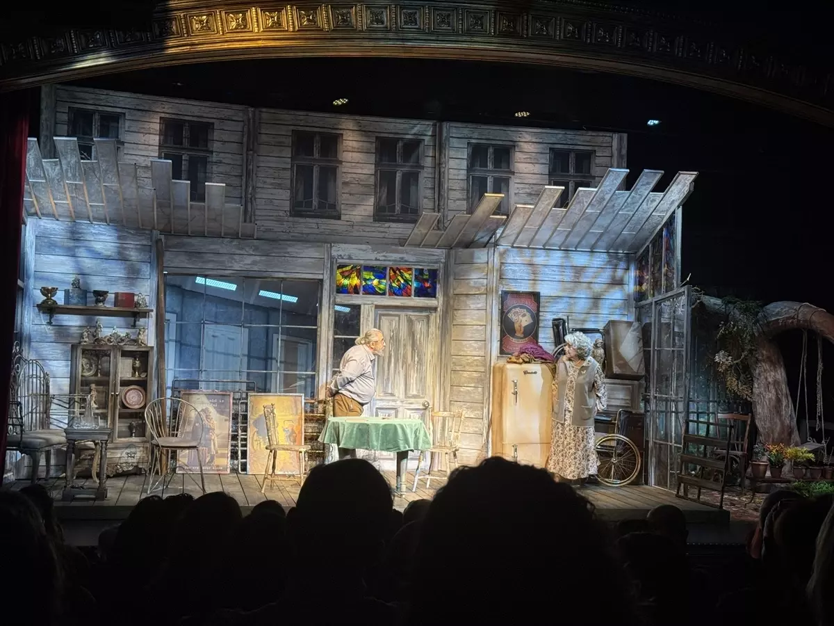 Konken Partisi Tiyatroda İlk Defa Sahneye Çıktı: Huzurevi Hikayesi