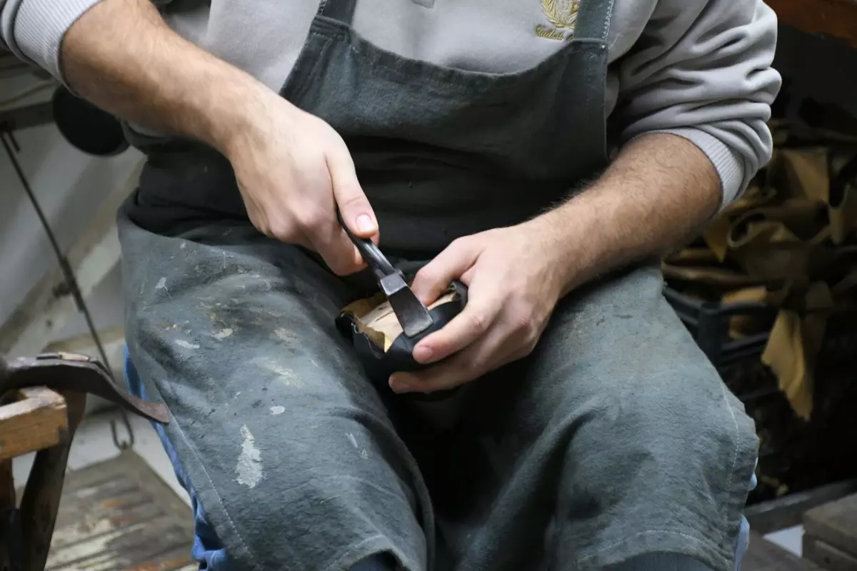Körüklü Çizme Ustası Mustafa Karpuzcu, Mesleğini Oğlu Mehmet’e Aktarıyor