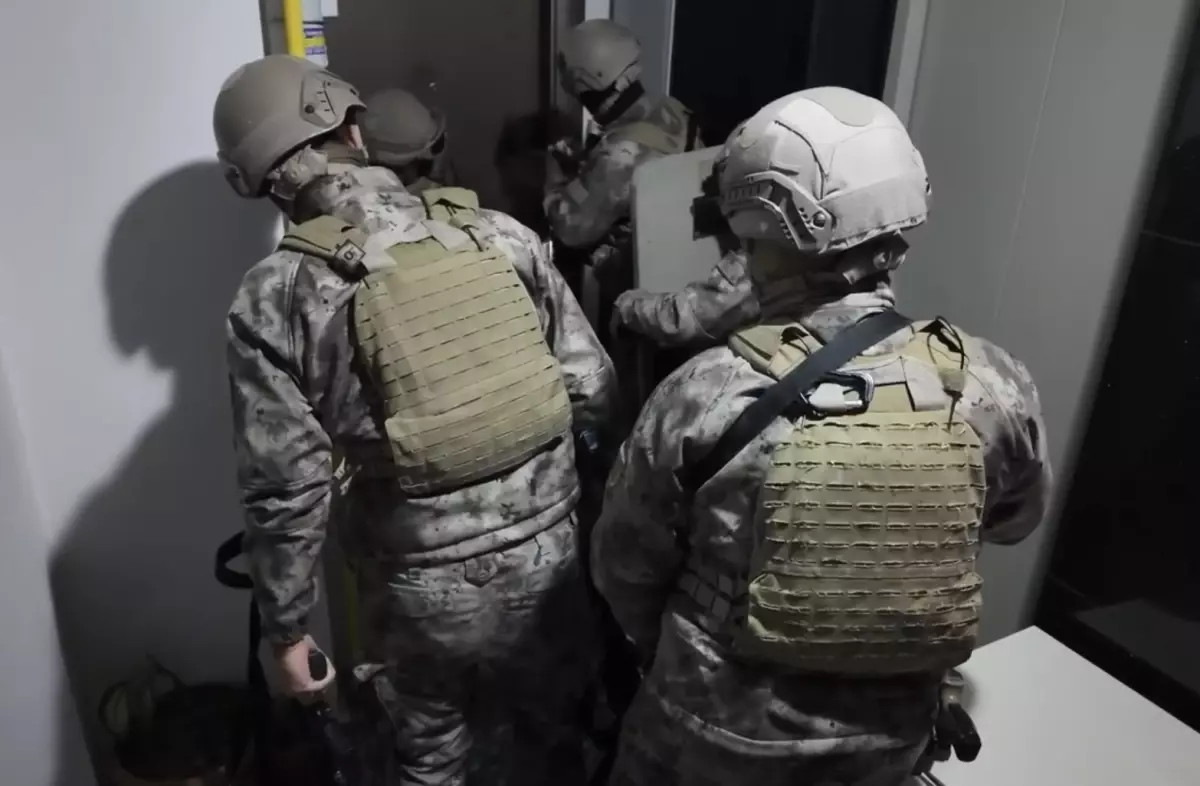 Mersin Merkezli Dolandırıcılık Operasyonu: 28 Şüpheli Gözaltında, 7 Kişi Tutuklandı