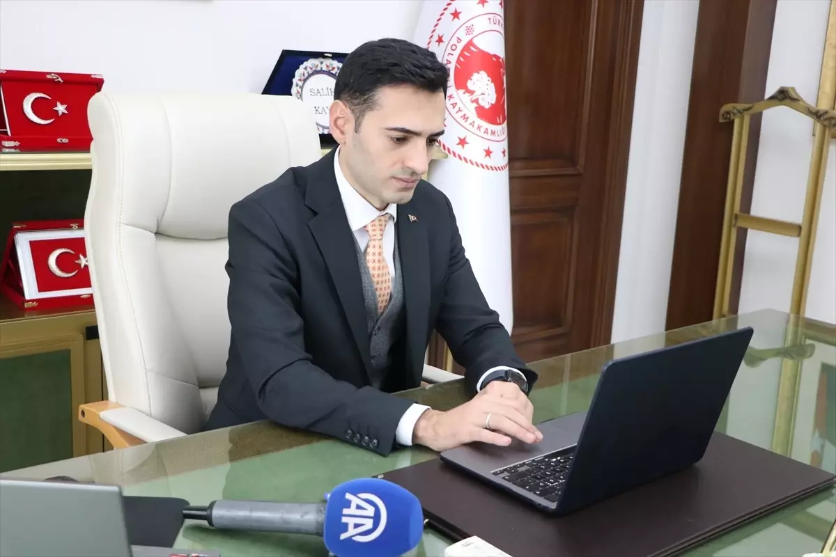 Polateli Kaymakamı Kaya, AA’nın “Yılın Kareleri” Seçiminde Oy Kullanıyor