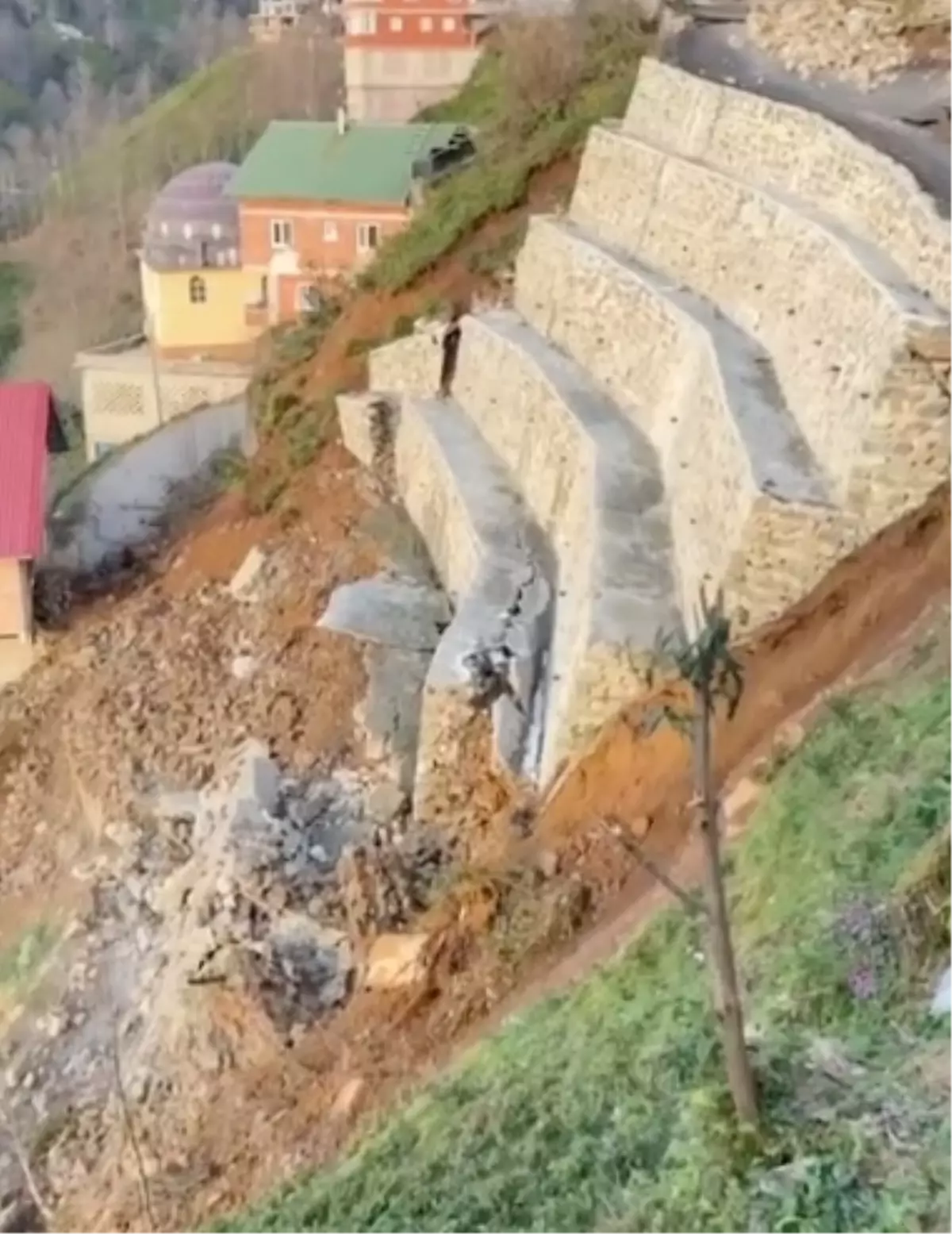 Ardeşen'de çökertilen istinat duvarı