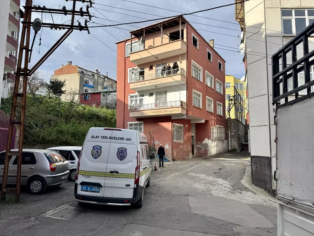 Trabzon’da 2 Yaşındaki Çocuk Balkon Kazası Sonrası Hastaneye Alındı