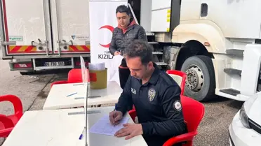 Adana’da Polis Memurları Türk Kızılayı’na Kan Bağışı Yapıyor