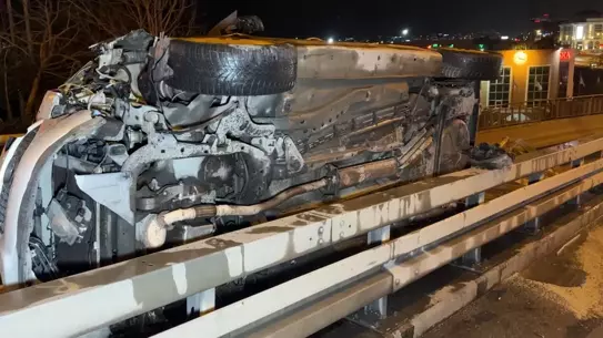 Kaza anındaki araç bariyere çarpması