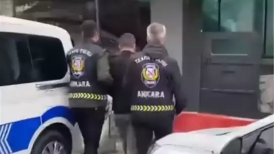 Bakan Yerlikaya, Ankara’da Yaya Geçidinde Taksi Sürücülerine Sert Müdahale Etti