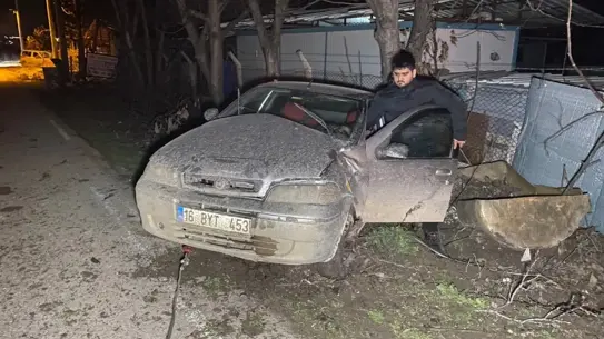 Kazada yaralananlar hastaneye kaldırılıyor