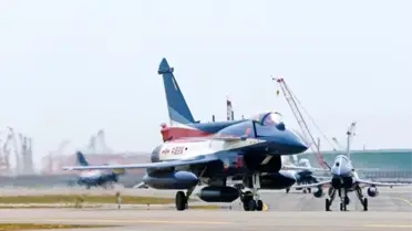 J-10 ile akrobasi gösterisi