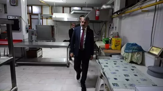 Edirne Valisi Yunus Sezer, Kızılay Edirne Şubesinde Projeleri İnceledi