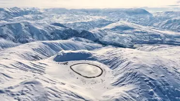 Polat Gölü Buzla Kapandı: Kışın Büyüleyici Manzaraları