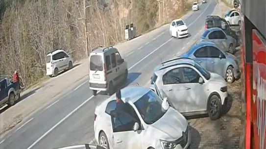 Tarsus'ta Hafif Ticari Araç Şarampole Devrildi: 3 Yaralı