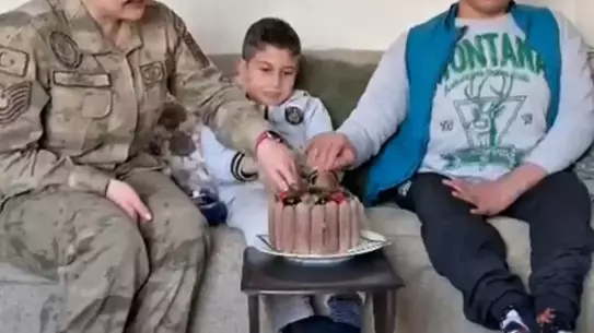 Jandarma, Hakkari’de Bedensel Engelli Çocuğun Doğum Gününü Coşkuyla Kutladı