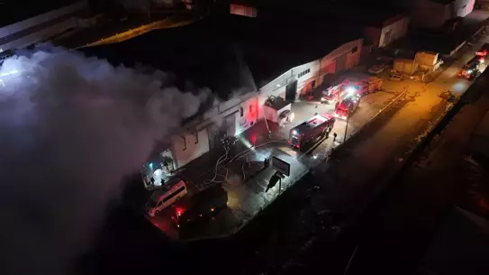 Kayseri Melikgazi'de Mobilya Fabrikasında Çıkan Yangın 1 Saatte Kontrol Altına Alındı