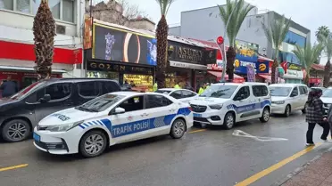 Polis memurları zanlıyı gözaltına alırken