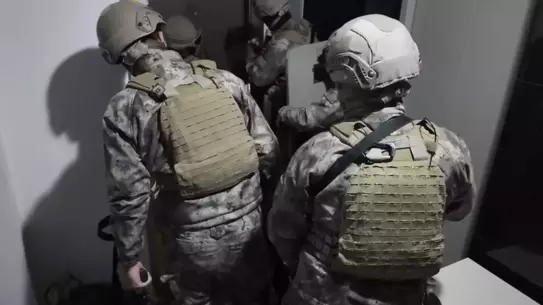 Operasyon sırasında gözaltına alınan şüpheliler