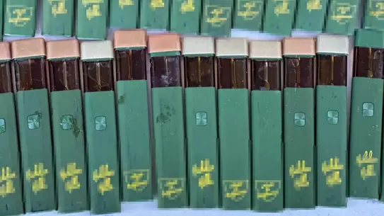 Ele geçirilen likit esrar dolu elektronik sigara paketleri