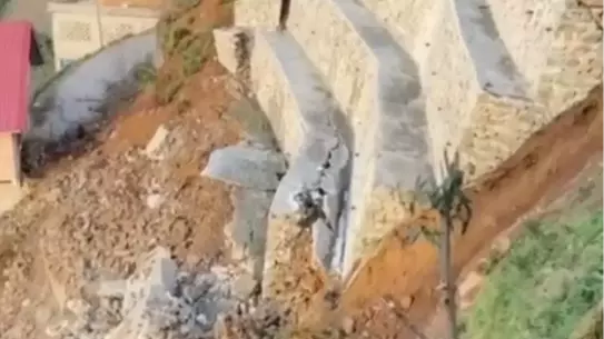 Rize Ardeşen'de Heyelan İstinat Duvarını Yıktı, Yol Trafiği Durduruldu