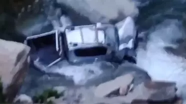 Rize Fındıklı'da Kamyonet Dereye Çıktı: İki Kişi Yaralı