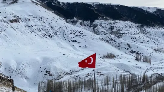 Şenkaya Gençleri, Mahallelerinin Zirvesine Türk Bayrağını Dikerek Dikkat Çekti