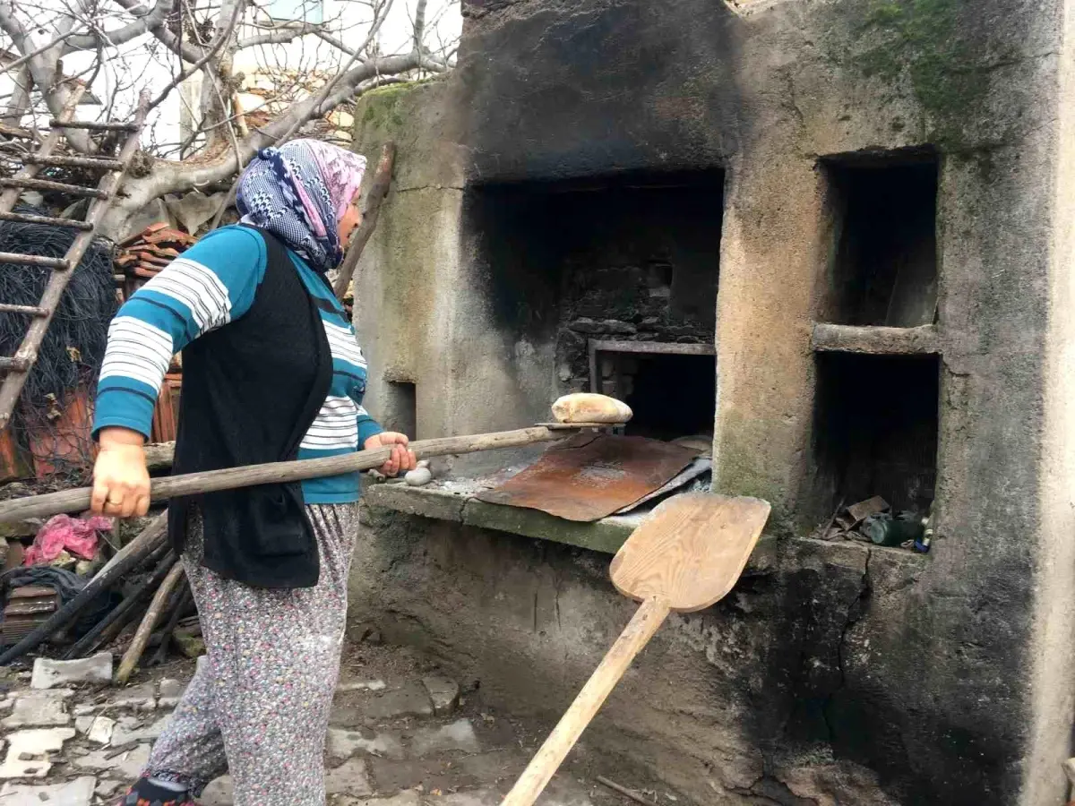 Demirci’nin Taş Fırınlarından Geleneksel Ekmekler Tüketicilerin Gözdesi Oluyor