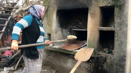 Demirci’nin Taş Fırınlarından Geleneksel Ekmekler Tüketicilerin Gözdesi Oluyor