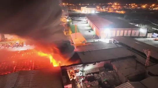 Düzce Kaynaşlı Strafor Fabrikasında Çıkan Yangına İtfaiye Müdahalesi