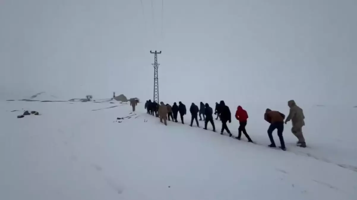 İçişleri Bakanı, 26 İlde Gerçekleştirilen Operasyonda 171 Göçmen Kaçakçısından 59’un Tutuklandığını Duyurdu