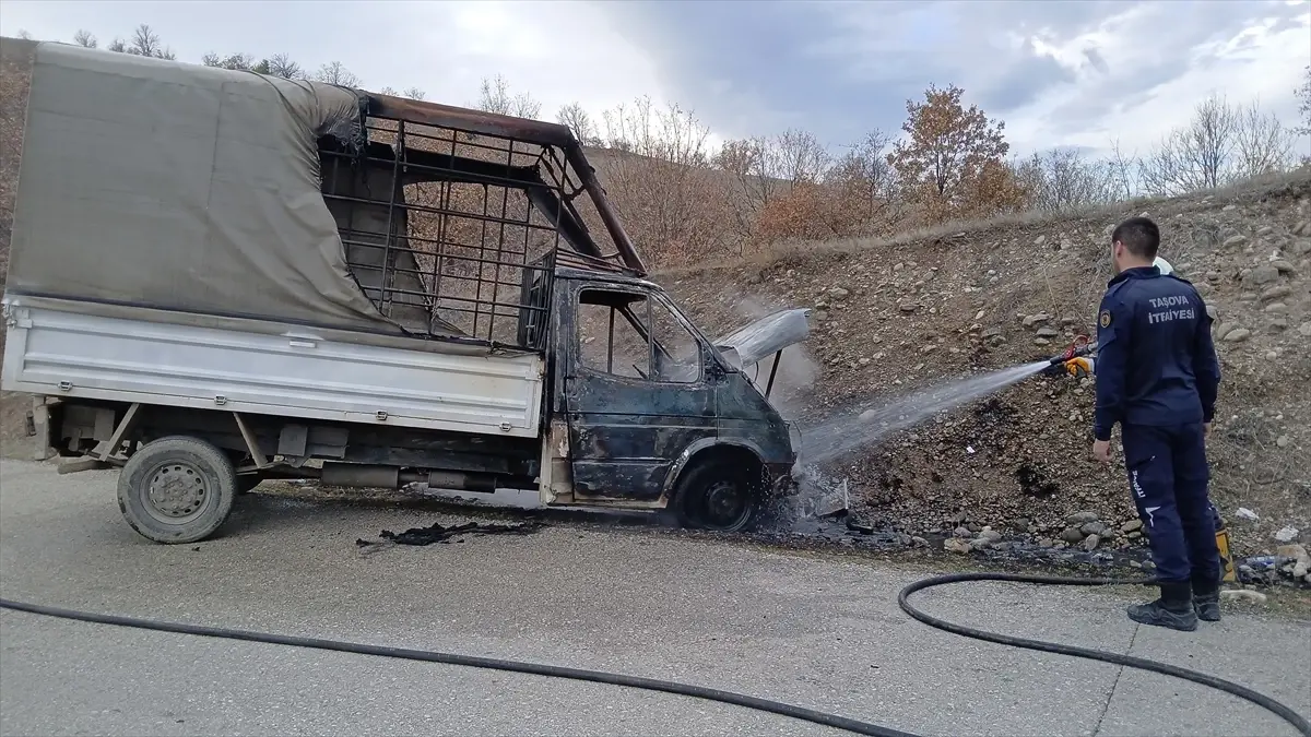 Taşova’da Seyir Halindeki Kamyonette Çıkan Yangın Araçta Büyük Hasara Yol Açtı