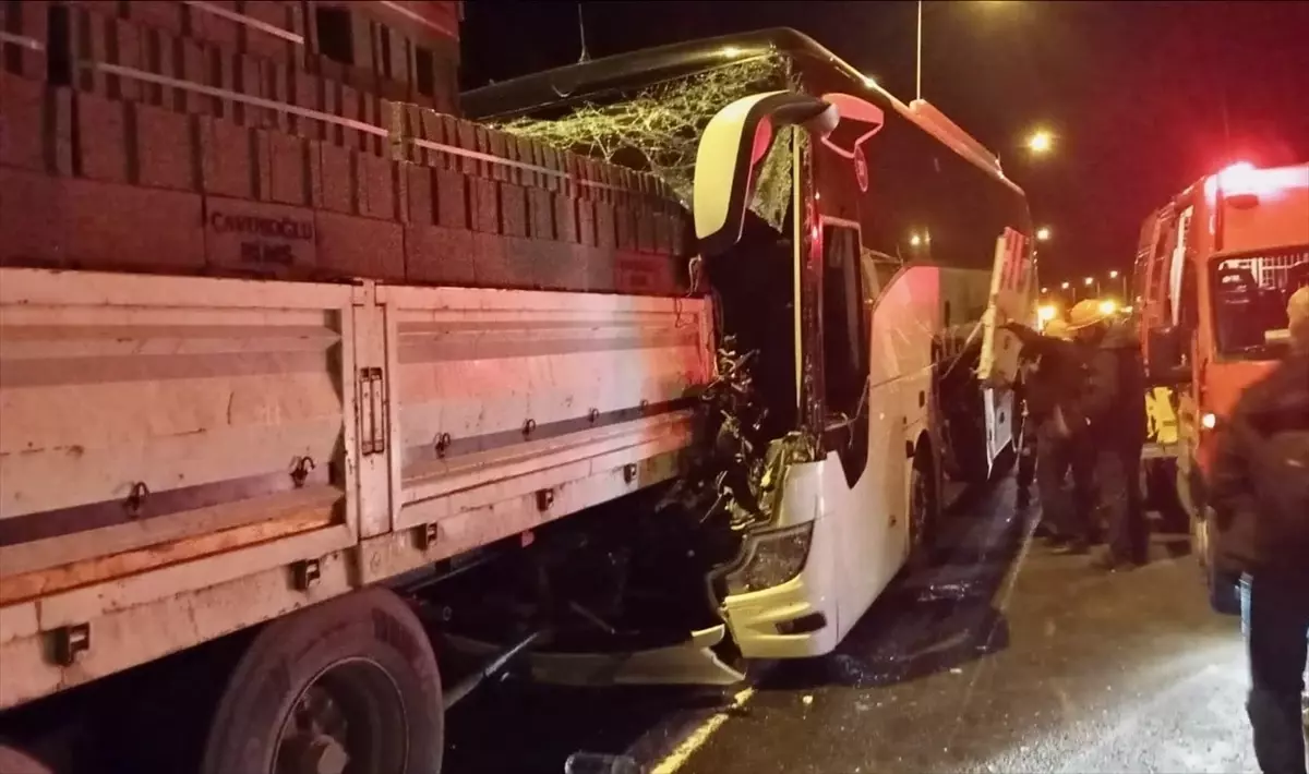 Düzce'de Otobüs ve Tır Çarpışması: 2 Kişi Hayatını Kaybetti, 2 Yaralı