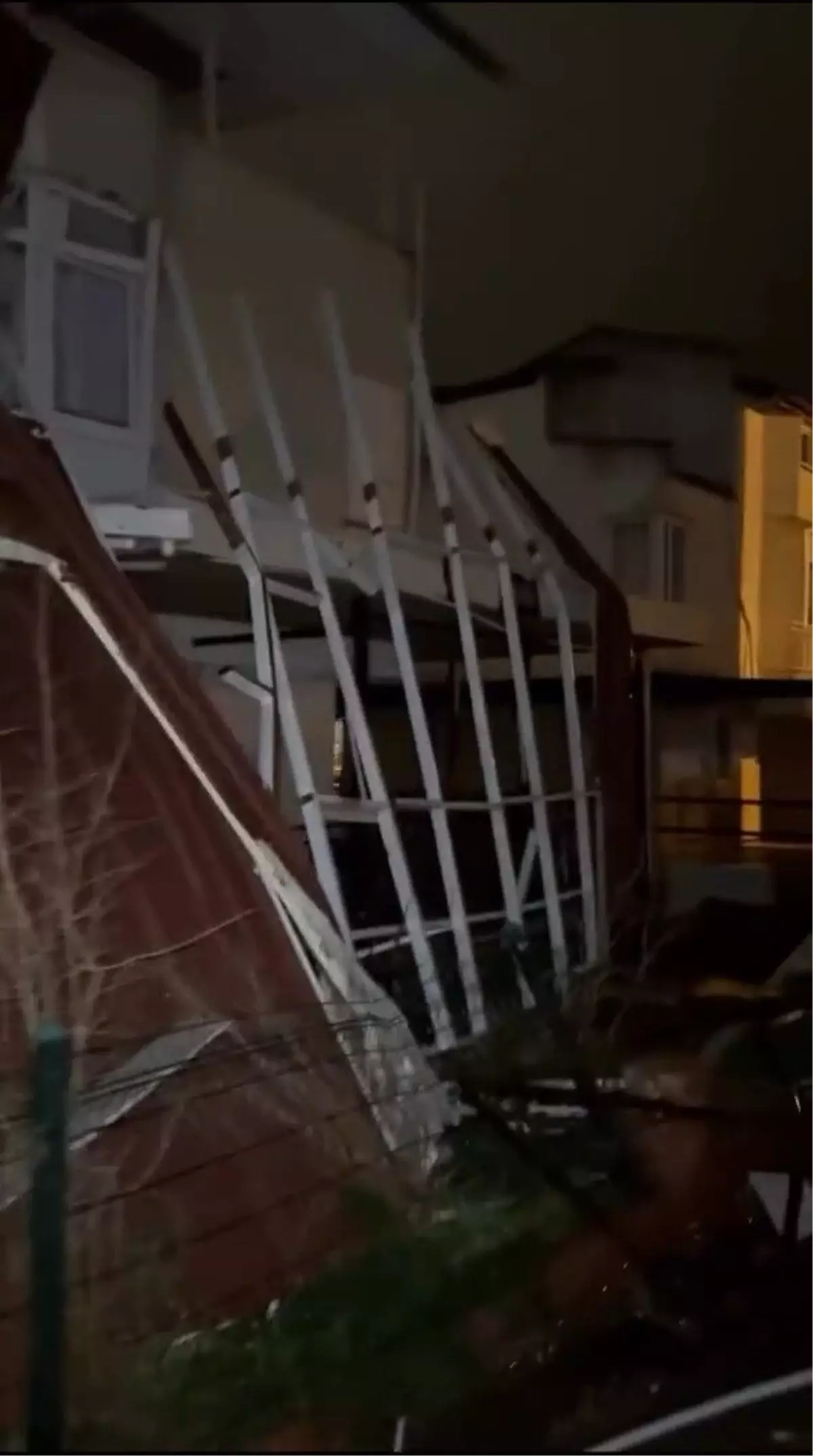 Kuşadası'nda Şiddetli Fırtına Çatı ve Ağaç Hasarına Yol Açtı