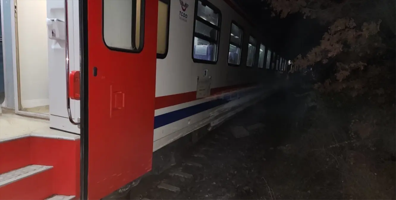 Balıkesir'de Toprak Kayması Nedeniyle Tren Raydan Çıktı