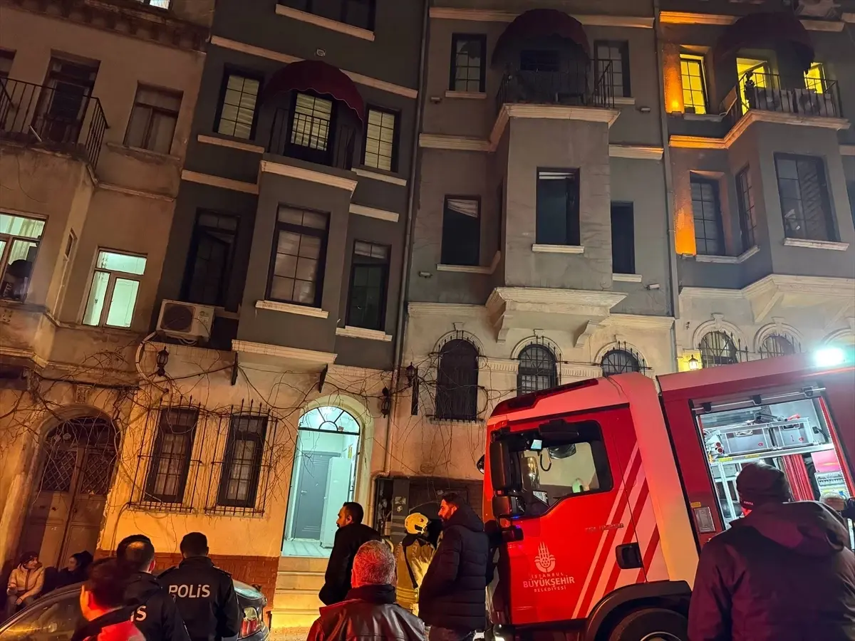 Beyoğlu'nda Otel Yangını Kontrol Altına Alındı