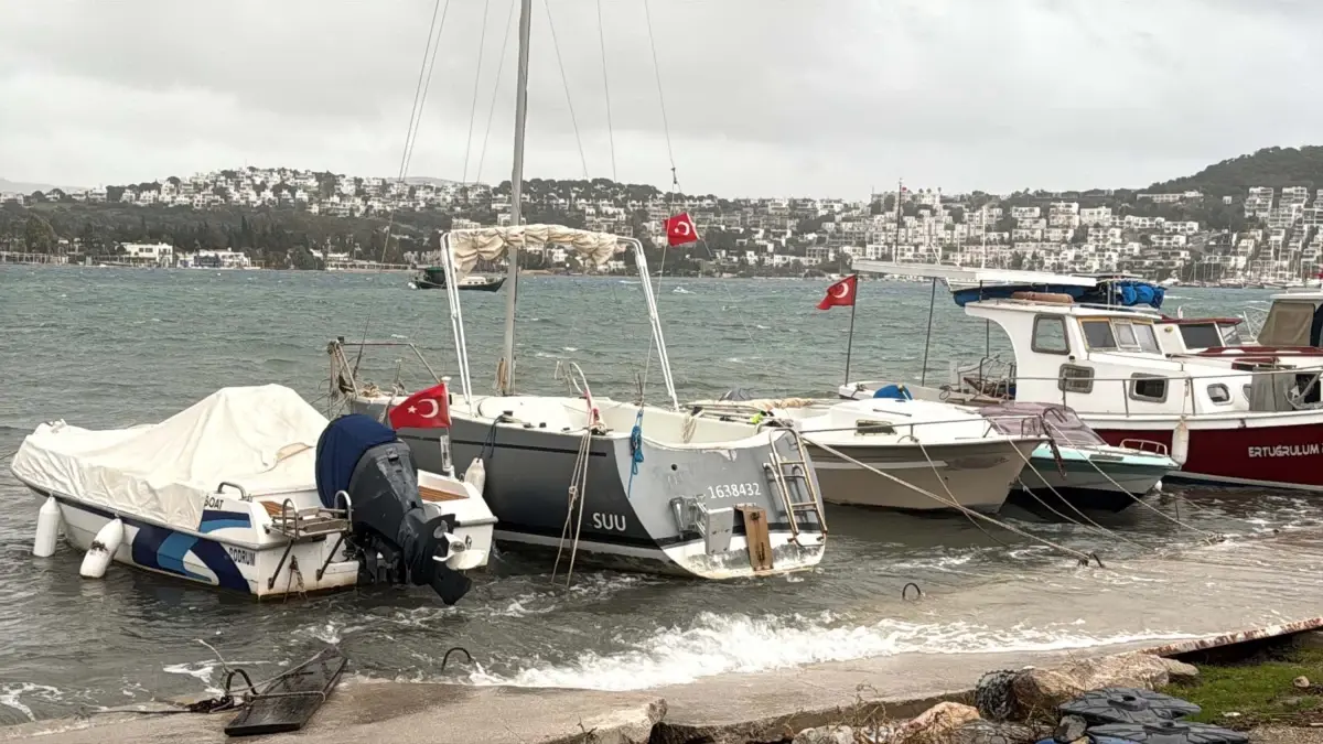 Bodrum'da Şiddetli Fırtına Tekne ve Feribot Seferlerini Aksamıza Yol Açtı