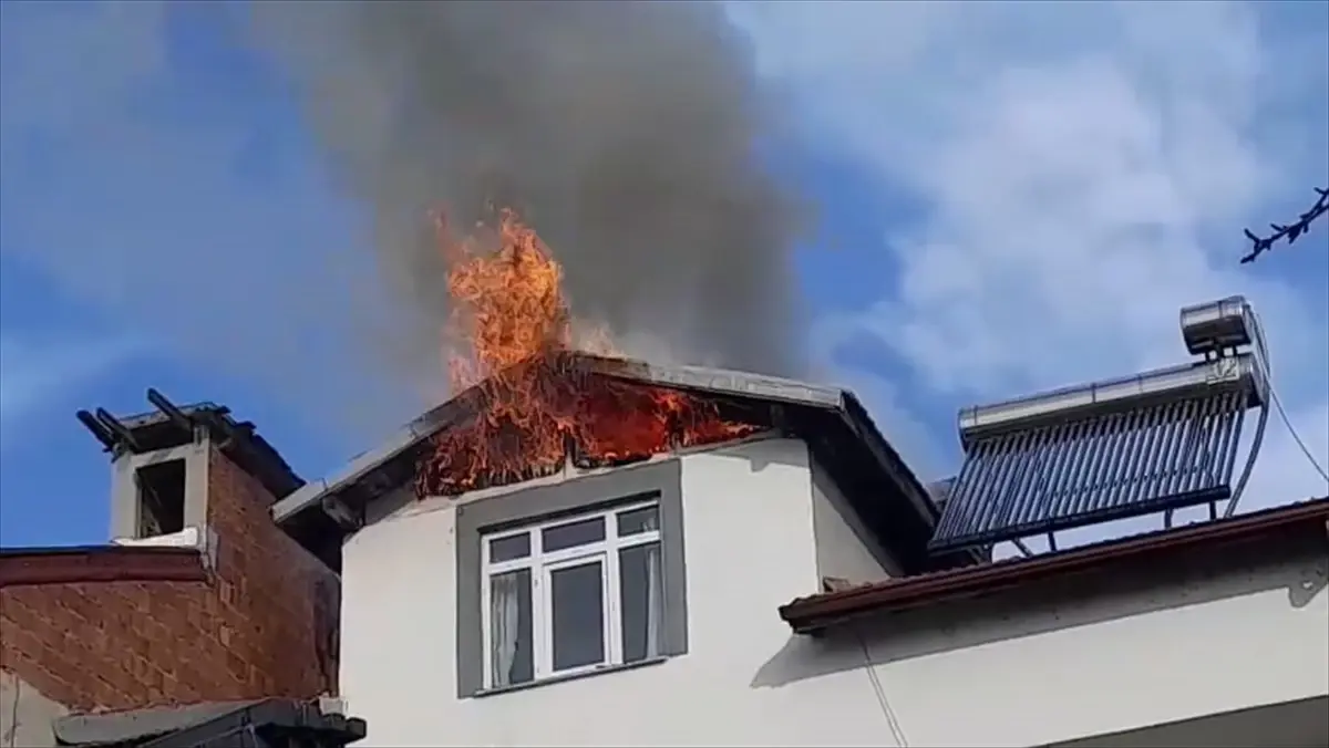 Boyabat'ta Üç Katlı Binanın Çatı Yangını Kontrol Altına Alındı