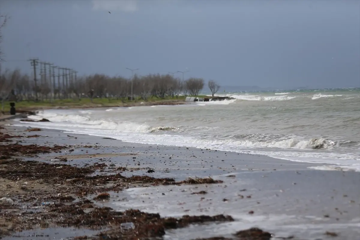 Şiddetli Fırtına Çanakkale Boğazı’nda Gemi Geçişlerini Durdurdu, Feribotlar Hizmete Devam Ediyor
