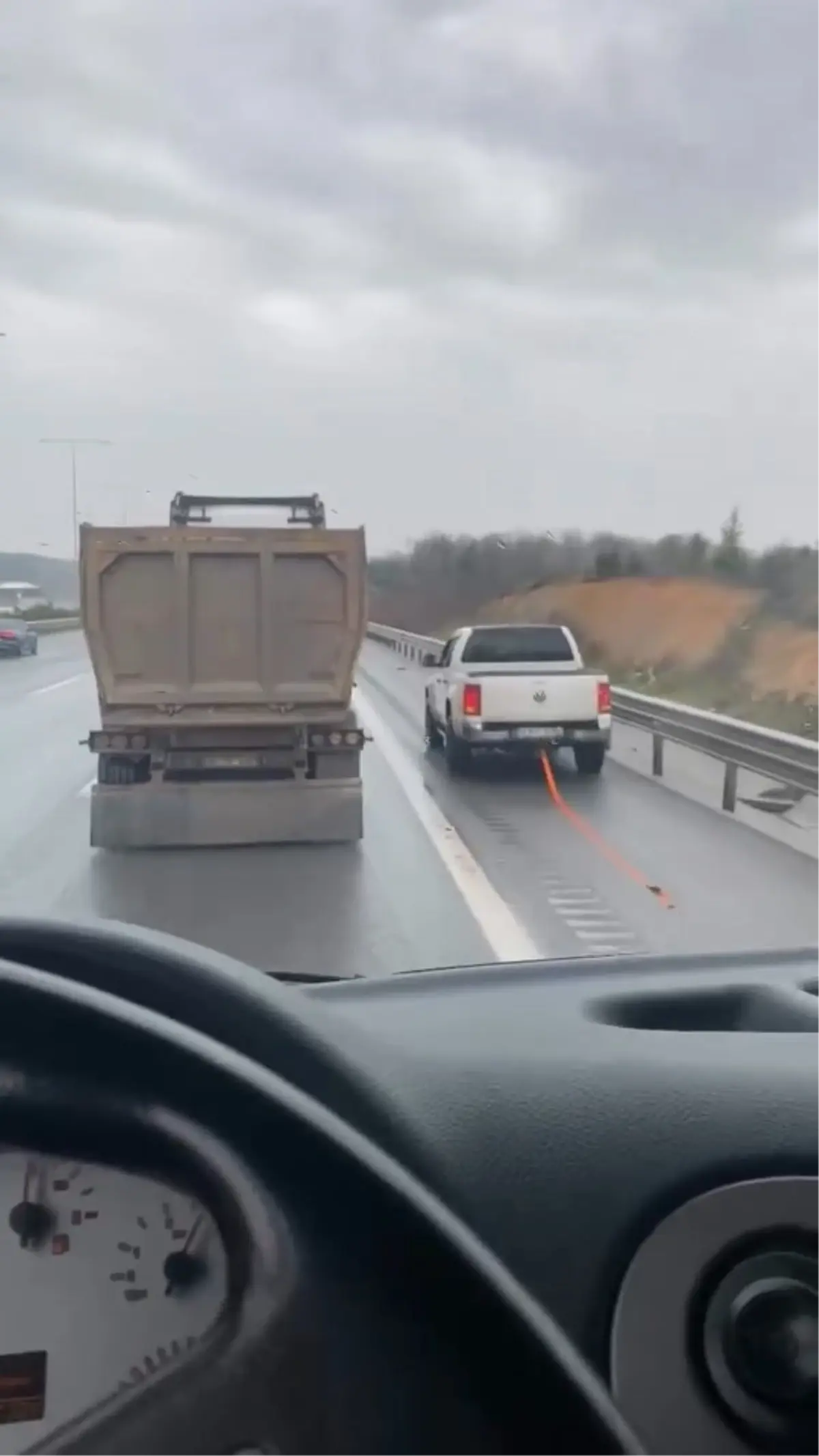 Kuzey Marmara Otoyolu'nda Kamyonet Çektiği Tekne Yola Düşerek Trafiği Yavaşlattı